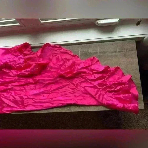 NWT-Ember Midi Dress in Pop Pink
Bardot SZ XL - Picture 3 of 8